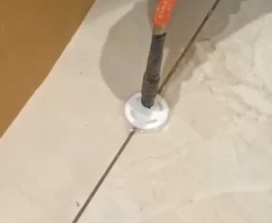 井陉瓷砖空鼓维修公司专业解答瓷砖在铺贴过程中，如果没有涂抹均匀到位的粘结材料（如水泥砂浆或瓷砖胶），可能会导致以下问题
